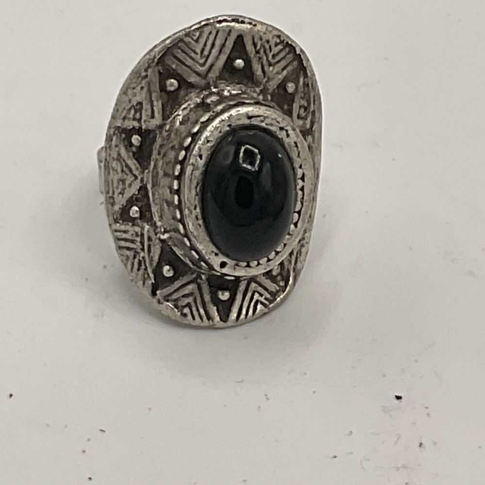 “VINTAGE SILVER RING” Large Oval Shape with Central Black GemStone. - Picture 4 of 13